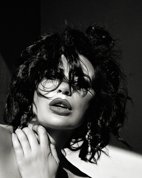 欧美黑白艺术熟女风人体模特摄影图片